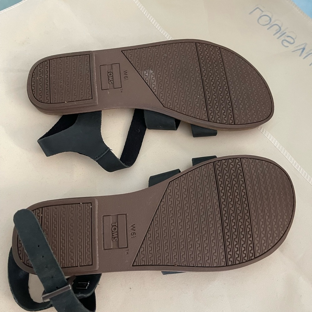 Tom’s Zoe sandals. - Picture 4 of 4